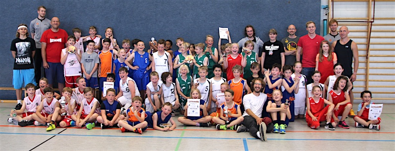Das obligatorische Gruppenfoto mit allen sieben Teams des BasKids Cups // Foto: baskets Wolmirstedt